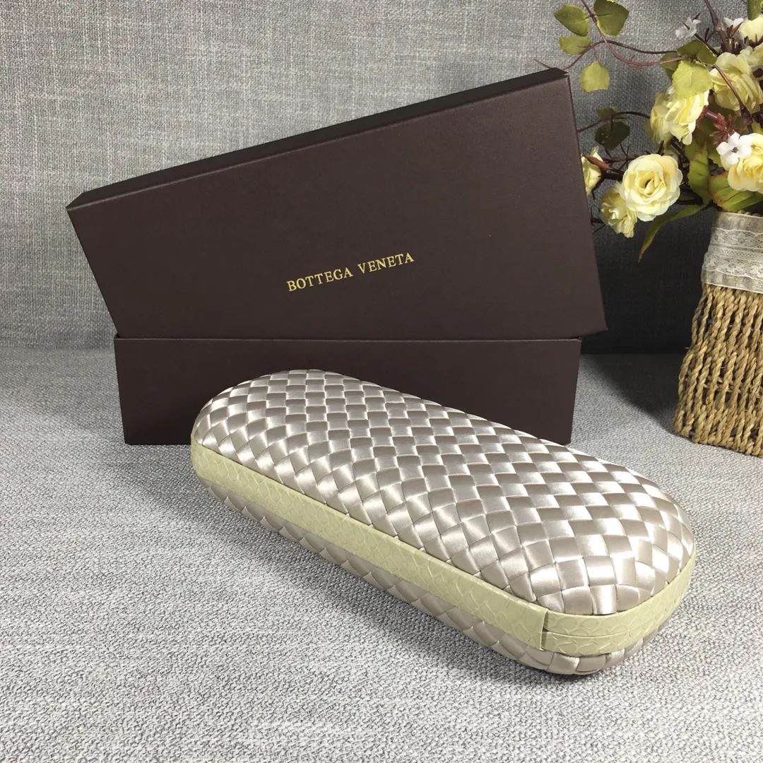 8651 Large Classic Dinner Bag ~~~Snake leather with ribbon ~~~Dense and slippery, not easy to fluff, can hold iPhones of all sizes! Size: 25cm*9.5cm*4cm